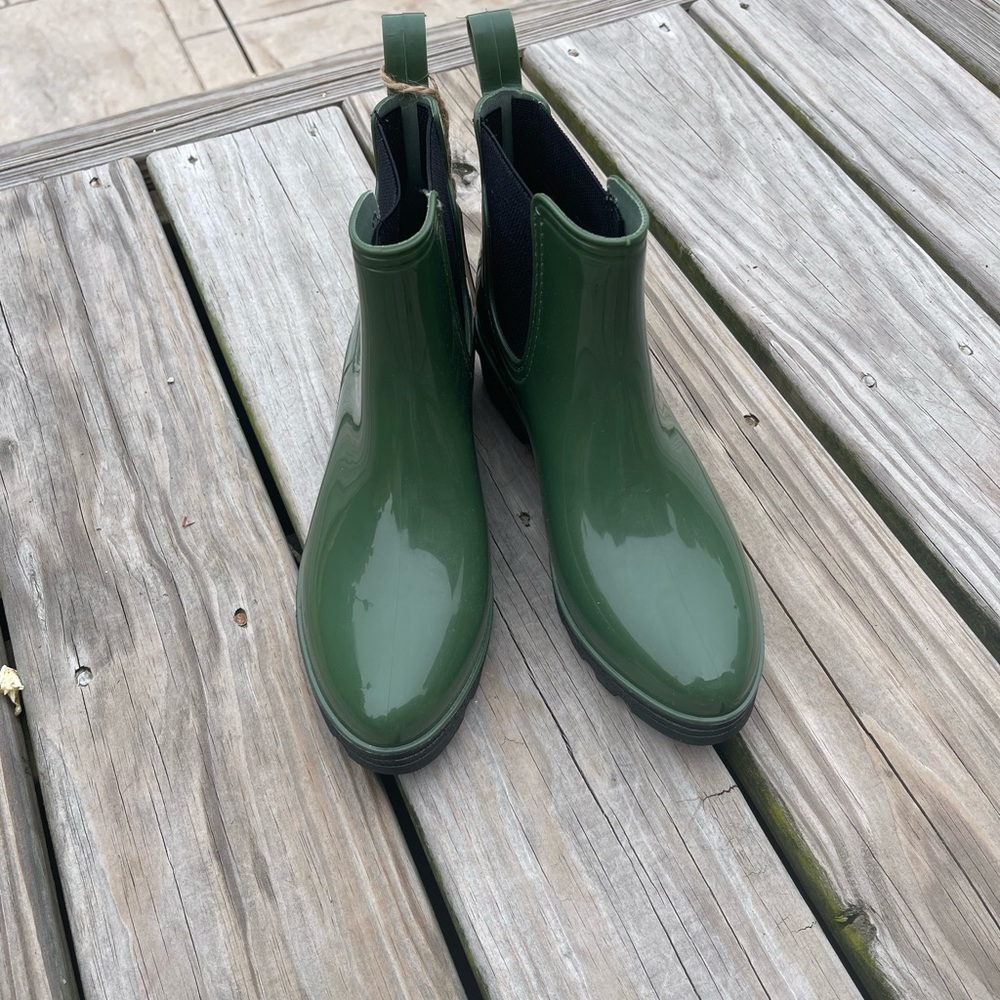 NWT Seven7 rain booties, size 9